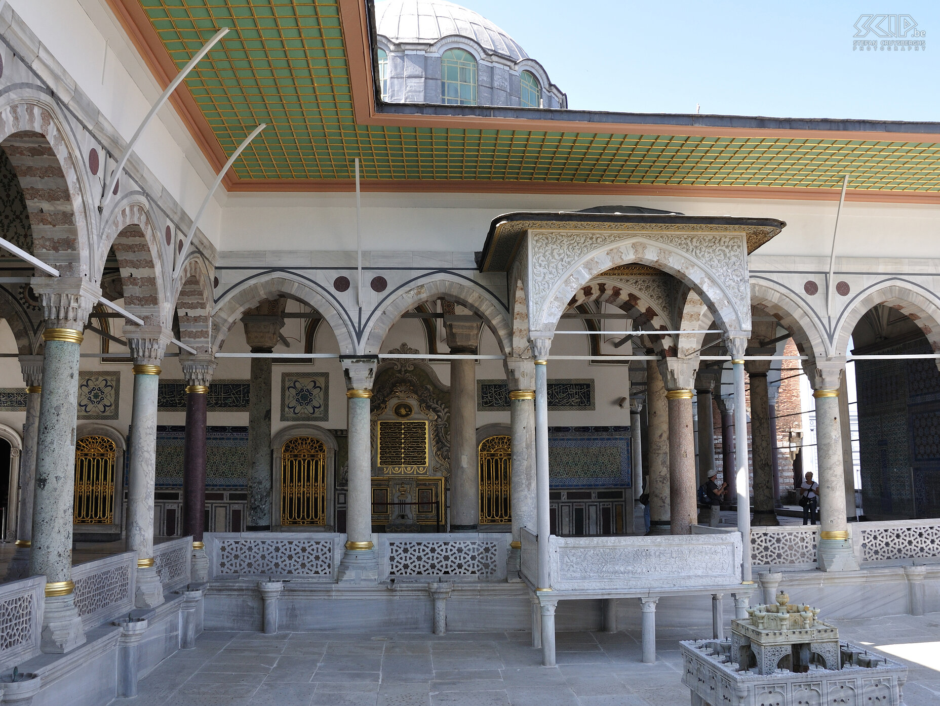 Istanbul - Topkapi palace The Topkapi palace was the primary residence of the Ottoman Sultans in the 15the century. The palace complex is located on the Seraglio Point, a promontory overlooking the Golden Horn and the Sea of Marmara, with the Bosphorus in plain sight from many points of the palace. It has four main courtyards with beautiful buildings like the harem and it exhibits many exquisite art treasures. Stefan Cruysberghs